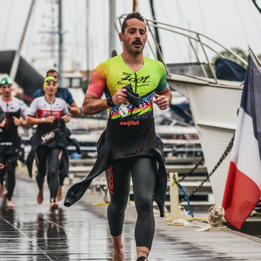 Johan Quintard, kinésithérapeute du sport et coach, en course lors d'un triathlon